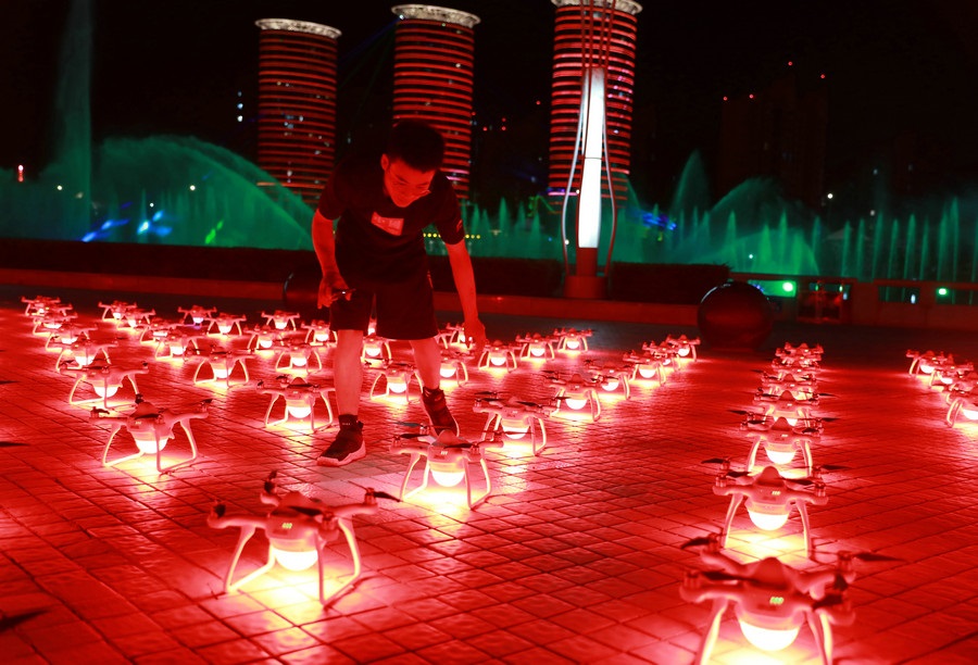 超震撼！500架無人機扮靚青城夜空