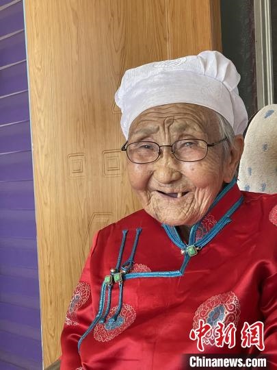 薩仁托婭拍攝的“草原母親”?！∷_仁托婭供圖