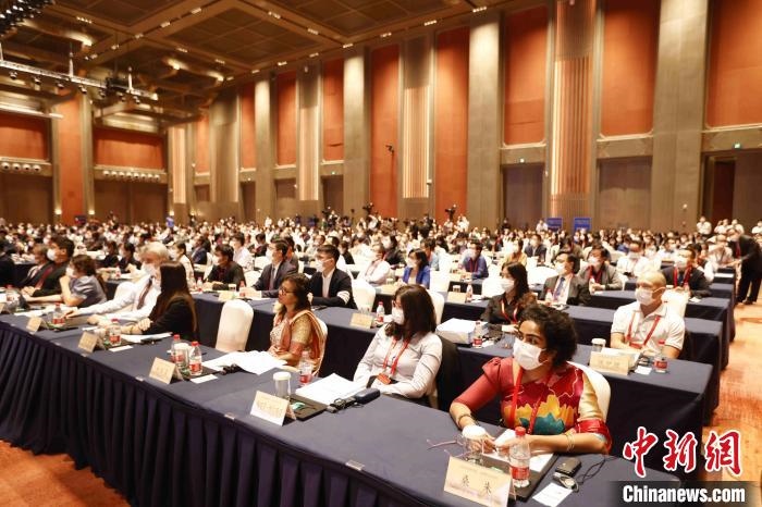 500余名專家學(xué)者、嘉賓代表以線上線下方式參加開幕式?！∈⒓样i 攝