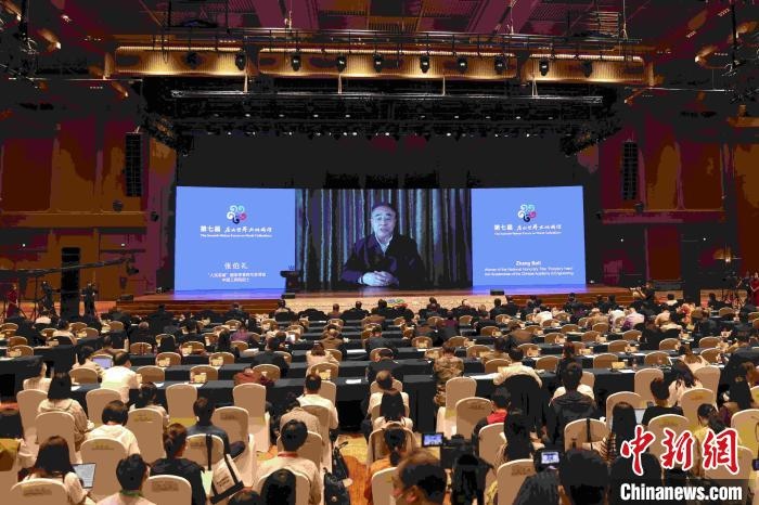 中國工程院院士、“人民英雄”國家榮譽(yù)稱號獲得者張伯禮通過視頻發(fā)表主旨演講。　盛佳鵬 攝