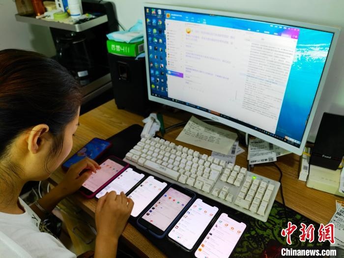 圖為網(wǎng)絡客服為網(wǎng)上“專車座套”客戶答疑釋惑?！巫雍?攝