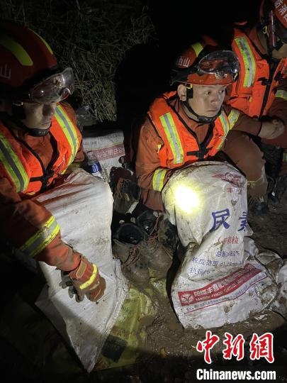 短暫修整期間，消防員脫掉鞋襪，用編織袋套住腿腳保暖?！￠Z旭輝 攝