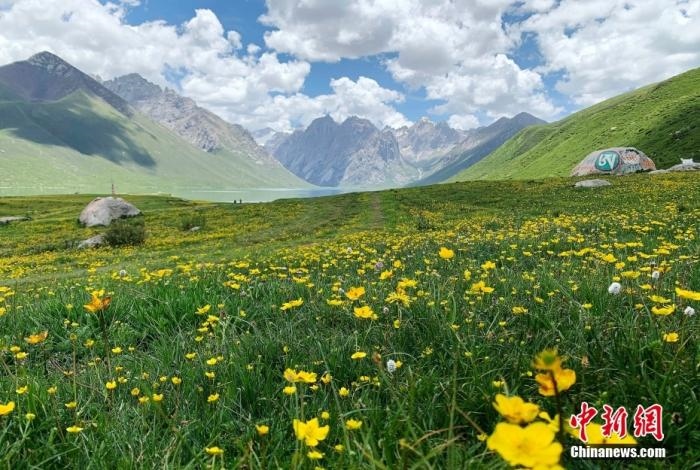 位于青海省果洛藏族自治州久治縣的年保玉則意為“神圣不可侵犯的地方”，山形如蓮花，總面積3469平方公里，保存有冰蝕地貌、冰磧地貌、現(xiàn)代冰川等地質遺跡，有“天神后花園”之稱。
<a target='_blank' href='http://www.chinanews.com/'>中新社</a>記者 孫睿 攝