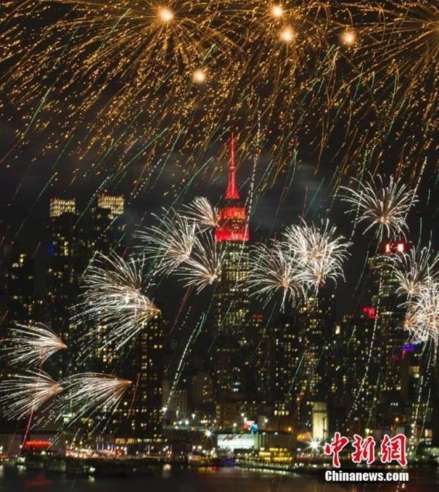 　　2018年，中國(guó)駐紐約總領(lǐng)事館前的哈德遜河上空燃放起焰火，慶祝中國(guó)狗年春節(jié)。
