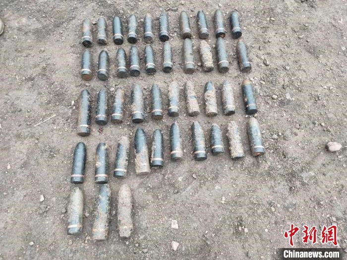 圖為發(fā)現(xiàn)的遺留炮彈?!√厝崭駱?攝