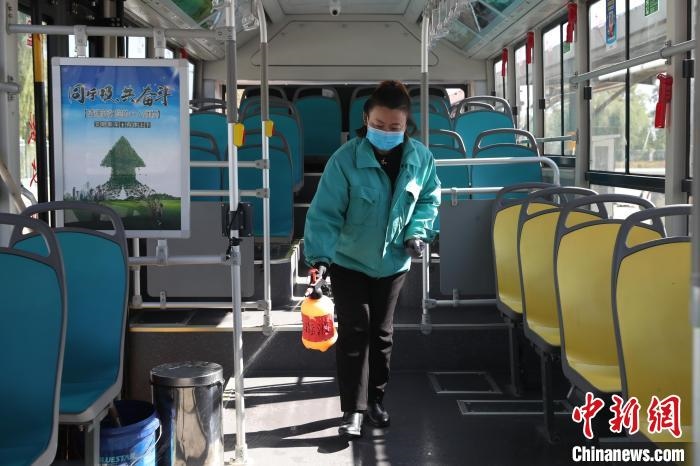 工作人員正在對公交車進行消殺?！∮诰?攝