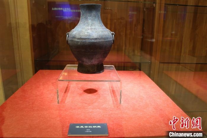 二級(jí)文物戰(zhàn)國(guó)時(shí)期漆蓋云紋銅壺?！≮w曉 攝