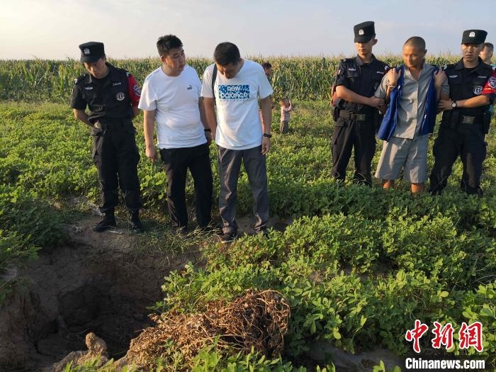 資料圖：犯罪嫌疑人辨認(rèn)作案現(xiàn)場(chǎng)。　嘉祥縣公安局供圖