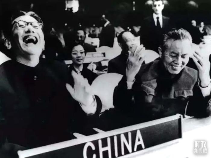 △1971年11月15日，以外交部副部長喬冠華(左一)為團長、黃華(右一)為副團長的中國代表團，首次出現(xiàn)在聯(lián)合國大會上。(資料圖)