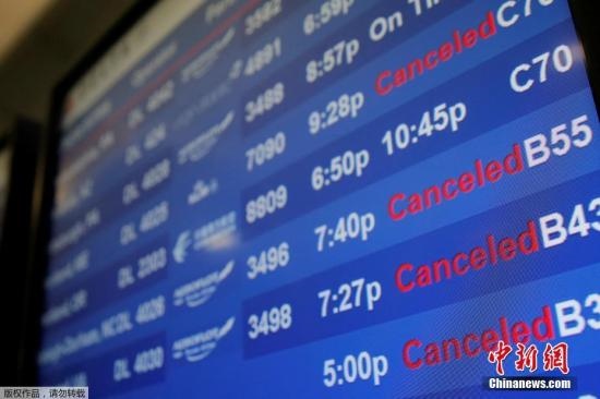 水管破裂造成第四航站樓的多家航班延誤或取消。圖為航站樓內(nèi)的電子公告牌顯示航班信息。