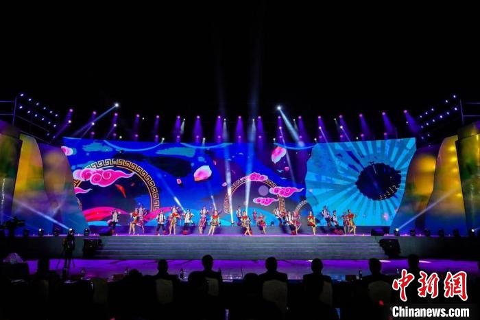 圖為中國·重慶秀山第二屆“金山銀山”文化旅游節(jié)開幕現(xiàn)場。　秀山縣文旅委供圖