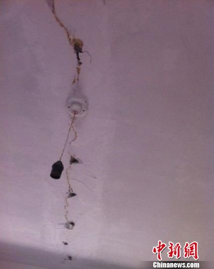 資料圖:房頂開裂。