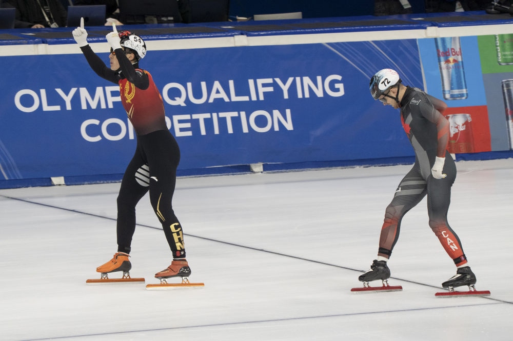 11月20日，任子威(左)在比賽后慶祝。新華社發(fā)(弗爾季·奧蒂洛 攝)