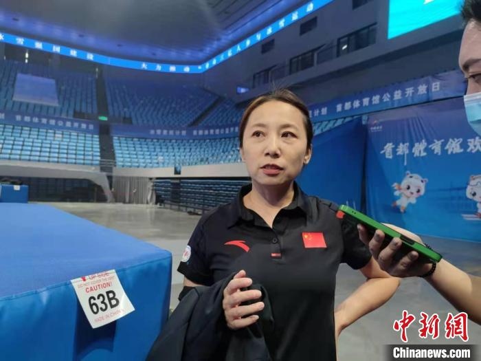 中國滑冰協(xié)會主席、前中國短道速滑隊主教練李琰表示，”冰雪惠民計劃“能推動更多人上冰 郝凌宇 攝