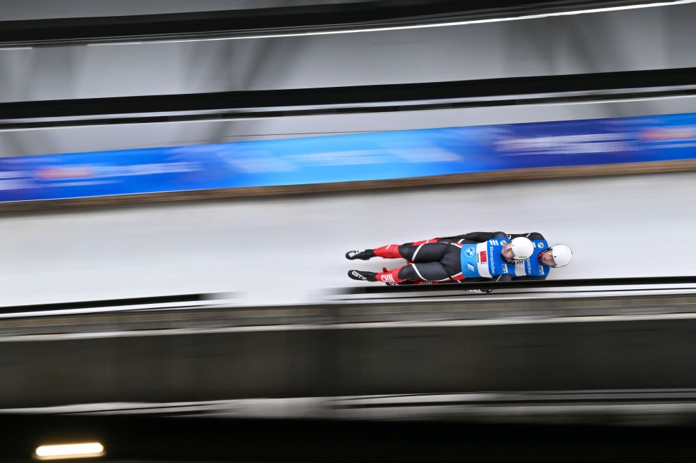 11月21日，“相約北京”國際雪橇聯(lián)合會雪橇世界杯，中國選手黃葉波/彭俊越在團體接力比賽中。新華社記者陳益宸攝