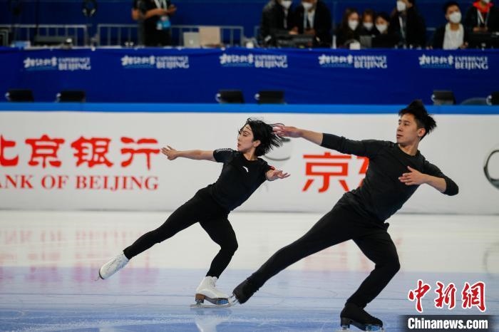 圖為隋文靜、韓聰在測試賽期間進(jìn)行官方訓(xùn)練 王洋 攝