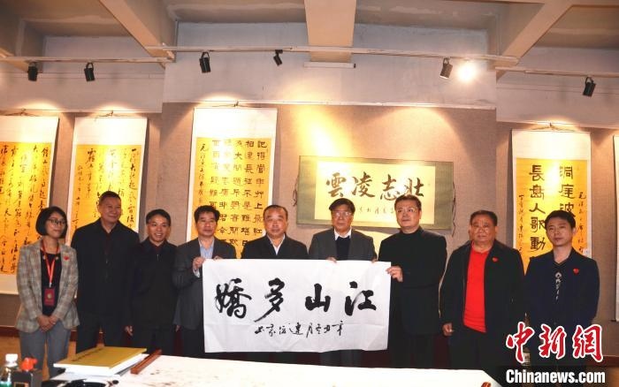 圖為百名將軍書畫展活動現(xiàn)場?！☆佇玛?攝 攝