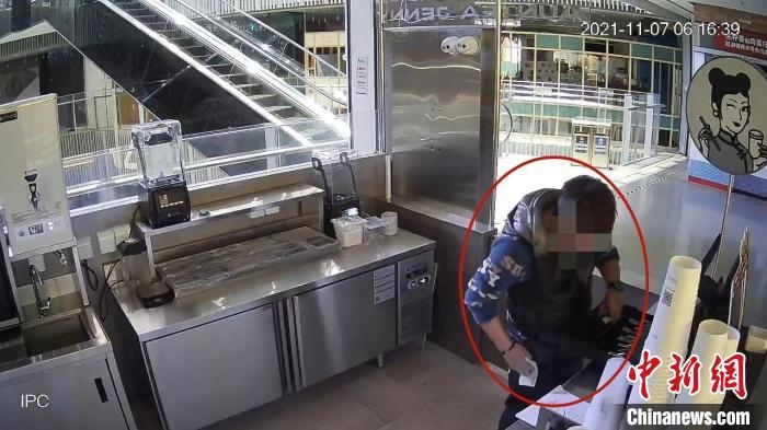 嫌疑人實(shí)施犯罪行為的監(jiān)控視頻?！↑S浦公安供圖