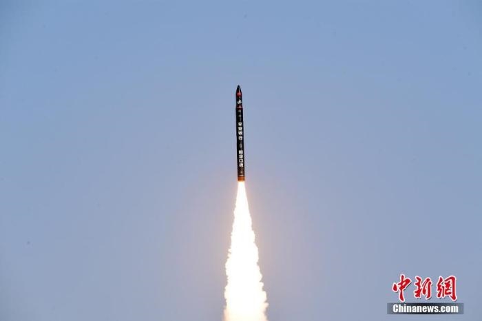 北京時(shí)間2021年12月7日12時(shí)12分，谷神星一號(hào)遙二運(yùn)載火箭在中國酒泉衛(wèi)星發(fā)射中心成功發(fā)射升空，將搭載的天津大學(xué)一號(hào)、麗澤一號(hào)、寶醞號(hào)、金紫荊五號(hào)、金紫荊一號(hào)03星等5顆小衛(wèi)星順利送入預(yù)定軌道，發(fā)射任務(wù)獲得圓滿成功。汪江波 攝