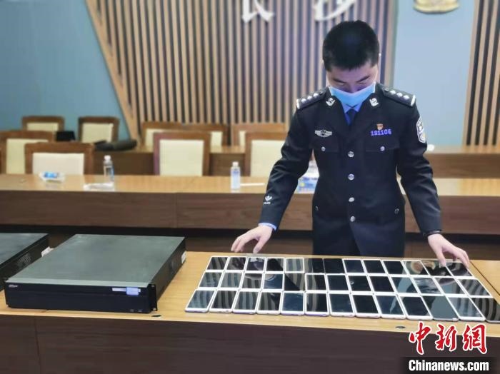 民警展示作案工具?！￠L(zhǎng)沙市公安局供圖