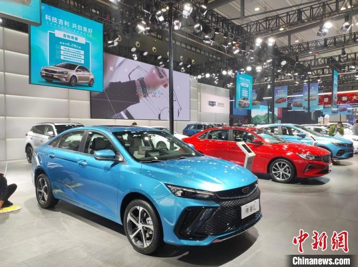 長沙國際車展上展出的汽車?！√菩∏?攝