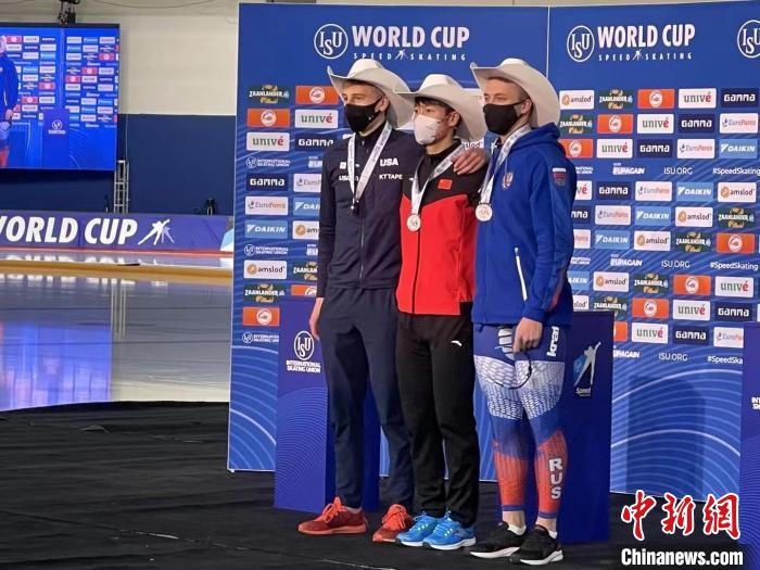 寧忠?guī)r在頒獎(jiǎng)儀式上?！『邶埥◇w育局提供