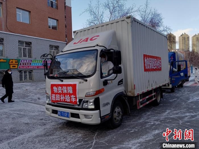 圖為滿(mǎn)洲里物資保障巡回補(bǔ)給車(chē)隊(duì)配貨現(xiàn)場(chǎng)?！∏靥饌?攝