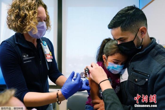資料圖：當(dāng)?shù)貢r(shí)間11月3日，美國(guó)華盛頓，國(guó)立兒童醫(yī)院為孩子接種疫苗。美國(guó)新冠疫苗接種進(jìn)入了一個(gè)新階段，數(shù)百萬(wàn)名小學(xué)生現(xiàn)在可以接種疫苗。
