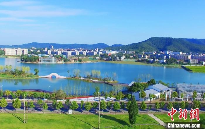 后湖藝術(shù)園?！√菩∏?攝