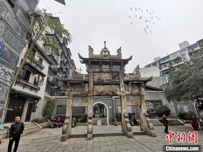 “道冠古今”牌坊?！×荷?攝