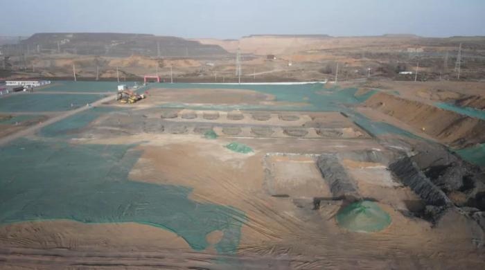 2021年12月11日，督察組使用無(wú)人機(jī)拍攝，神木市蘭炭產(chǎn)業(yè)特色園區(qū)檸條塔片區(qū)廢水集中處理設(shè)施僅完成部分基礎(chǔ)建設(shè)