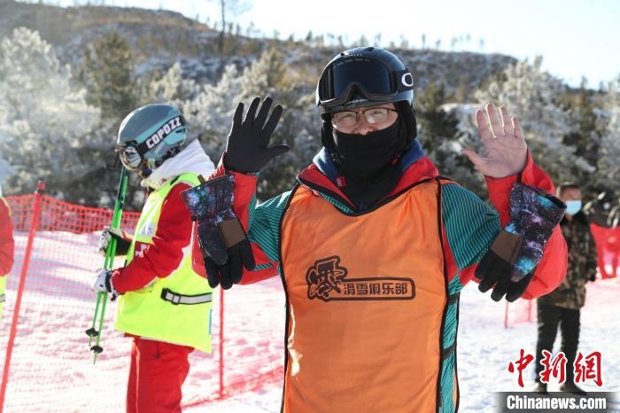 圖為滑雪場現(xiàn)場。　許婷 攝