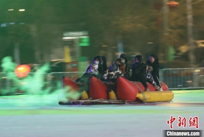 民眾沉醉在冰上香蕉船的快樂中?！∮诤Ｑ?攝