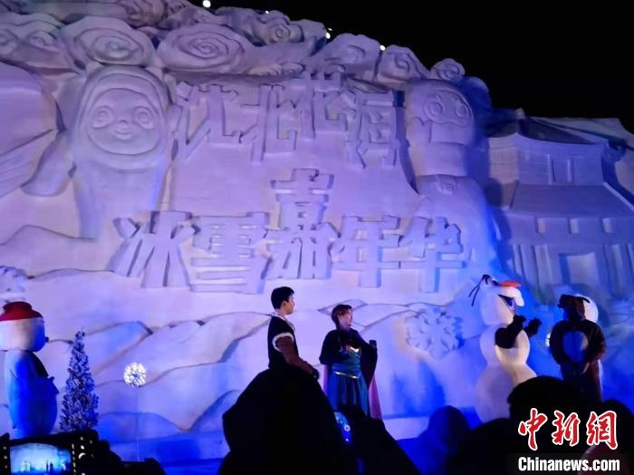 活動現(xiàn)場表演的《冰雪奇緣》很受歡迎?！≮w桂華 攝