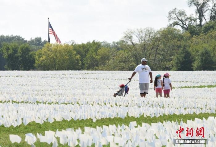 當(dāng)?shù)貢r間2021年9月18日，美國首都華盛頓國家廣場上插著數(shù)十萬白色旗幟，悼念新冠逝者。這個名為“在美國：銘記”藝術(shù)裝置由美國藝術(shù)家弗斯滕伯格(Suzanne Firstenberg)策劃，她計劃在兩周內(nèi)與公眾一起在華盛頓國家廣場插上與美國新冠死亡病例數(shù)對應(yīng)的白旗，以示悼念。 <a target='_blank' href='/'>中新社</a>記者 陳孟統(tǒng) 攝