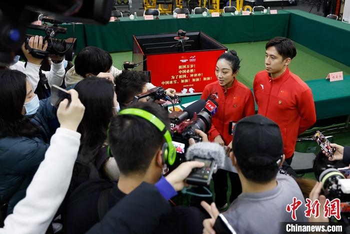1月5日晚，全力沖刺北京冬奧學(xué)習(xí)座談會在北京舉行。座談會后，中國花樣滑冰雙人滑組合隋文靜、韓聰接受記者采訪。 <a target='_blank' href='/'>中新社</a>記者 富田 攝