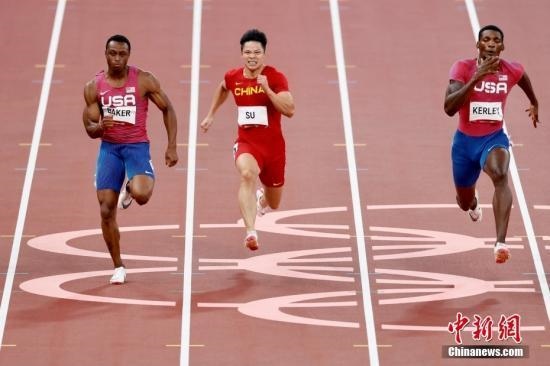 資料圖：北京時(shí)間8月1日晚，在東京奧運(yùn)會(huì)男子百米決賽中，中國(guó)選手蘇炳添以9.98秒的成績(jī)獲得第六名，作為首位闖進(jìn)奧運(yùn)男子百米決賽的中國(guó)人，他再次創(chuàng)造了歷史。圖為蘇炳添在比賽中。<a target='_blank' href='/'>中新社</a>記者 富田 攝