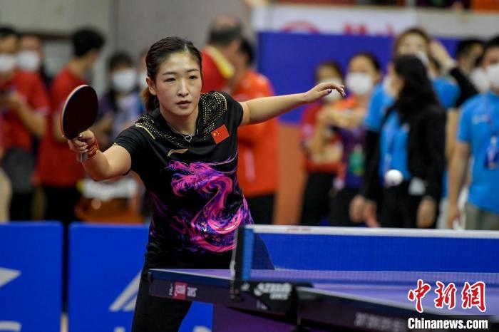 劉詩雯在2021年全國乒乓球“業(yè)余球王”總決賽中與選手互動交流球技。　駱云飛 攝