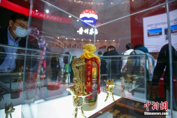 10月19日，天津，參觀者在中國(guó)茅臺(tái)展位參觀展示的白酒。當(dāng)天，第105屆全國(guó)糖酒商品交易會(huì)在國(guó)家會(huì)展中心(天津)啟幕。本屆糖酒會(huì)展覽總面積20萬平方米，吸引了來自40多個(gè)國(guó)家和地區(qū)的3504家參展商參展，共設(shè)置了傳統(tǒng)酒類、葡萄酒及國(guó)際烈酒、食品及飲料、調(diào)味品及配料、食品機(jī)械及包裝等展區(qū)。 <a target='_blank' href='/'>中新社</a>記者 佟郁 攝