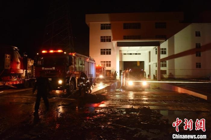 丹巴關(guān)州電站外多臺(tái)消防車輛正在開展排水作業(yè)?！≈苡?攝