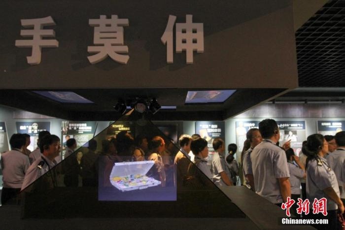 資料圖：2015年10月，海南省公安廳組織黨員干部前往反腐倡廉警示教育基地參觀受教。洪堅鵬 攝