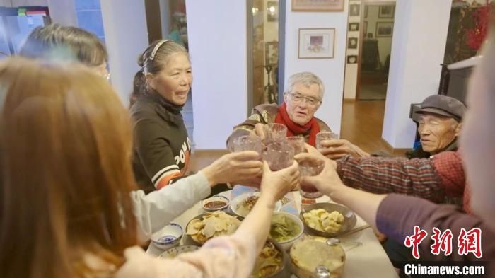 圖為賀歲紀(jì)錄片《“洋女婿”的中國年》劇照?！『h(yuǎn)航 攝