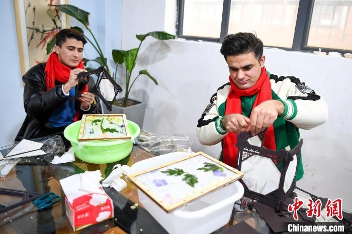 巴基斯坦留學(xué)生制作燈籠?！钊A峰 攝