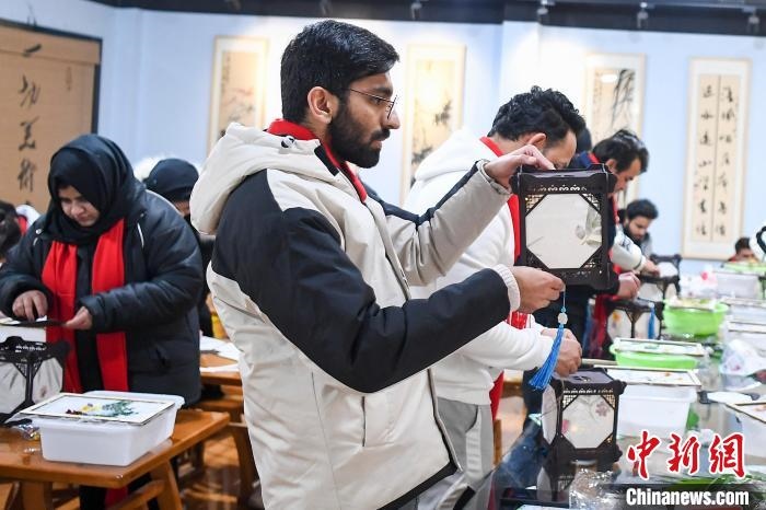 巴基斯坦留學(xué)生制作燈籠?！钊A峰 攝