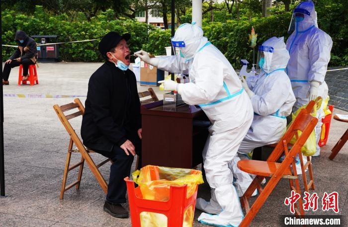 圖為德?？h組織民眾接受核酸檢測(cè)?！〉卤？h融媒體中心供圖