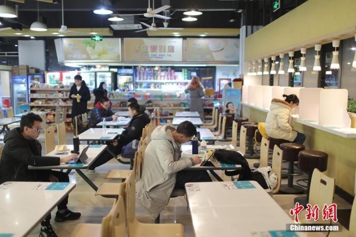 資料圖：考研學(xué)生在食堂內(nèi)復(fù)習(xí)。 泱波 攝