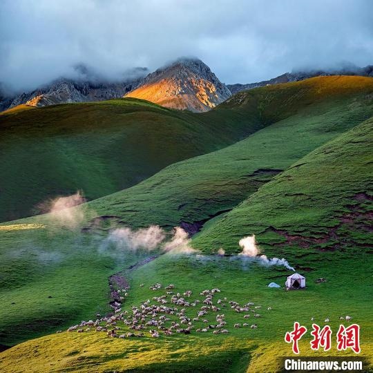 圖為作品《晨光炊煙》?！〗股?攝