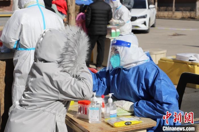 呼和浩特市民做核酸?！埩只?攝