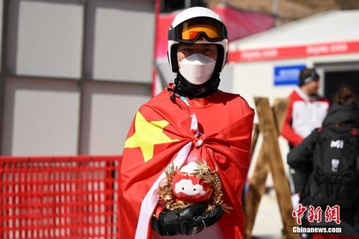 3月6日，中國(guó)選手梁景怡在賽后手捧吉祥物。當(dāng)日，北京2022年冬殘奧會(huì)殘奧高山滑雪男子超級(jí)大回轉(zhuǎn)-站姿決賽在國(guó)家高山滑雪中心舉行，中國(guó)選手梁景怡奪得冠軍。 <a target='_blank' href='/'>中新社</a>記者 劉冉陽(yáng) 攝 　