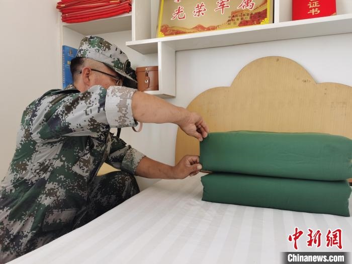 圖為謝寶民以軍人標(biāo)準(zhǔn)要求自己?！∈茉L者供圖